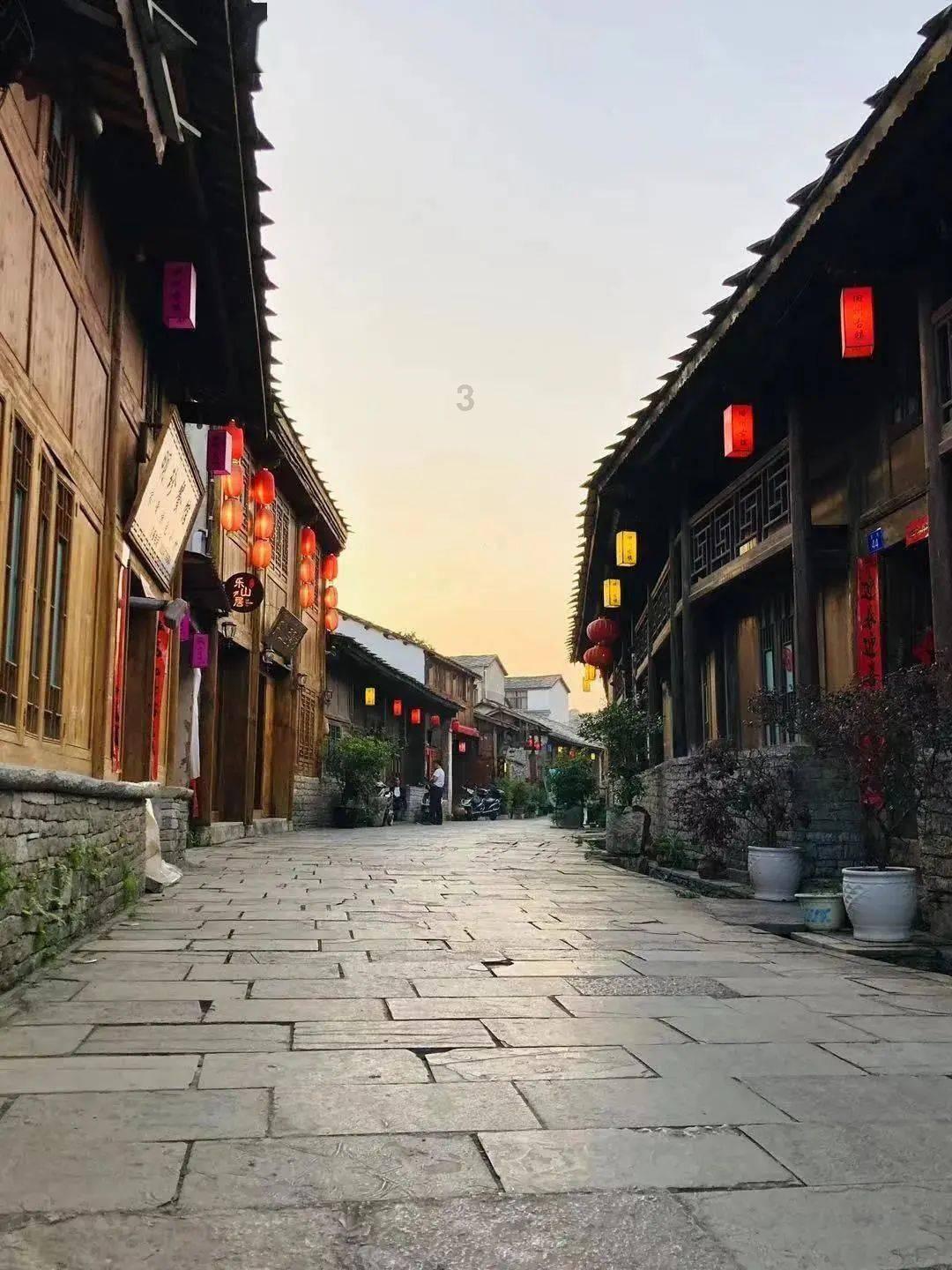 我是武汉一名高三艺术生. 想知道可以报考哪些艺术院校或普通大学？